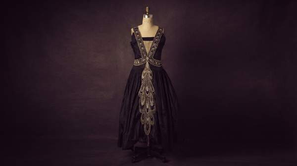 Editorial illustration for Beyond the Flapper: The Robe de Style's Romantic Counterpoint